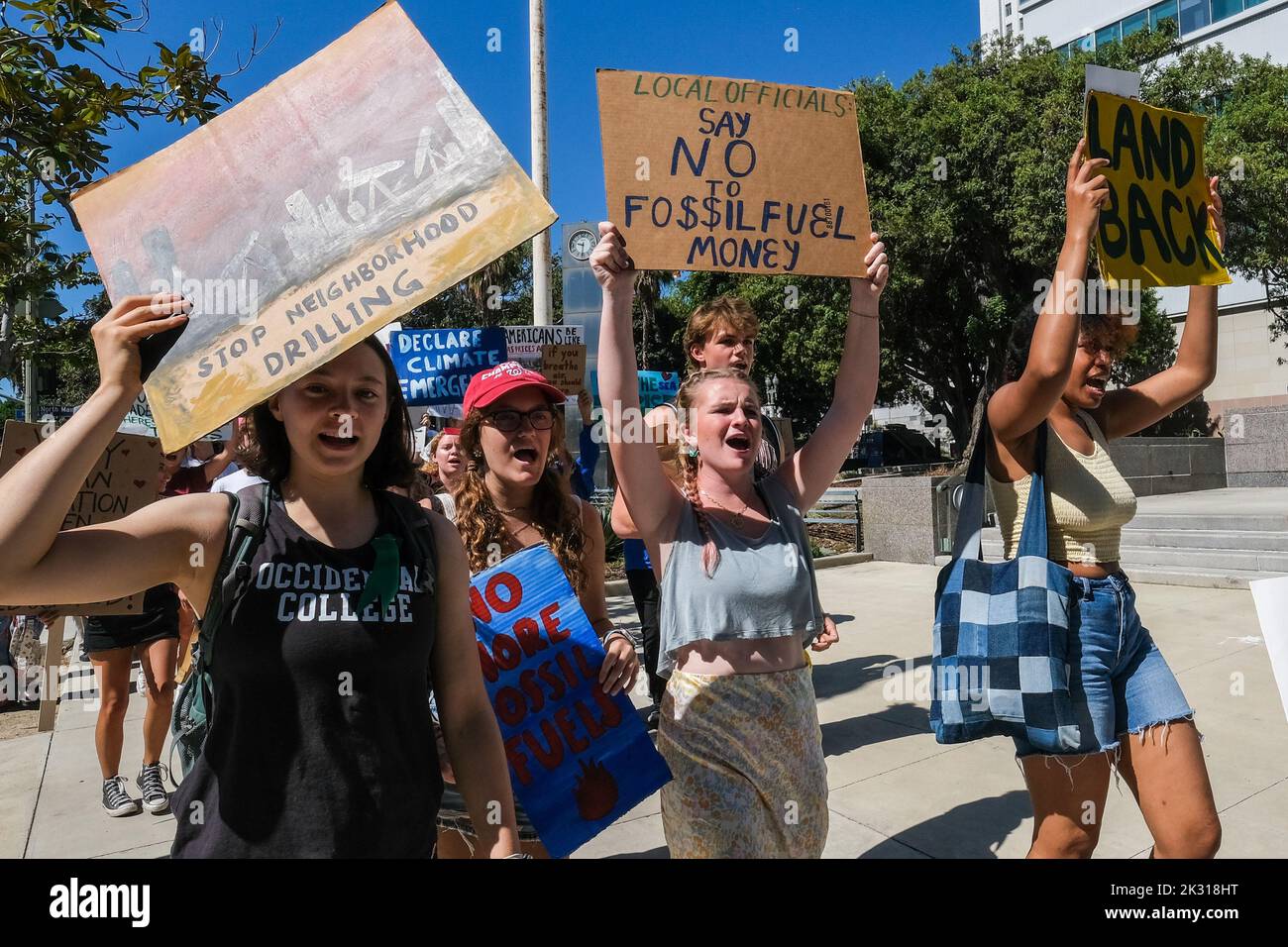 Los Angeles, Usa. 23. September 2022. Klimademonstranten marschieren mit Plakaten während einer Kundgebung zum Globalen Klimabereik in Los Angeles. Jugend- und Gemeindeorganisatoren versammeln sich im Rahmen eines weltweiten „Global Climate Strike“, um die Veräußerung von fossilen Brennstoffen und Investitionen in grüne Infrastruktur zu fordern und ``hervorzuheben, wie es ist, an vorderster Front des Umweltrassismus und der Klimakrise zu leiden. Kredit: SOPA Images Limited/Alamy Live Nachrichten Stockfoto